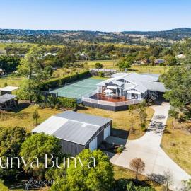 Bunya Bunya Luxury Estate Toowoomba set over 2 acres with Tennis Court, hotel in Toowoomba
