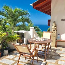 Hilltop South - Villa Bougainville, hotel a Takamaka