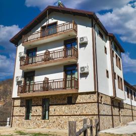 Family Hotel LILIUM, hotel em Kirkovo