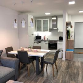 Juhar Apartman、クーセグのホテル