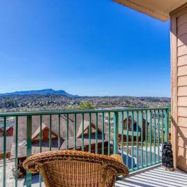 Gorgeous 2BD 2BTH Condo with Mountain Views Pool Hot Tub Game Room Close to Parkway, hotel in Pigeon Forge