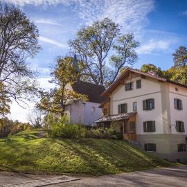 Viesnīca Wald Apartments bei Schlossgaststätte Hohenberg - Seeshaupt, südlicher Stanberger See, kostenfrei Parken, Ladestation für Auto und Fahrad, WLAN, Natur pur pilsētā Zēshaupta