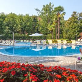 Hotel Bristol Buja، فندق في أبانو تيرمي