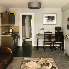 Nr WINDSOR stunning 1 bedroom self contained property in Burnham near Heathrow、バーナムのホテル