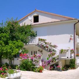 Apartments Rezika, hotel i Mundanije