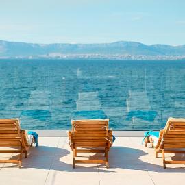 SEAFRONT NORTH HOUSE SUTIVAN - new luxury three-bedroom villa - unforgettable panoramic views of the sea - roof terrace with jacuzzi - first row next to the beach and right next to all facilities - secured parking, hotel u Sutivanu