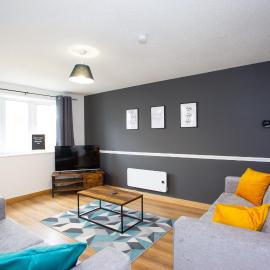 GERARD WALK - Spacious Home, High Speed Wi-Fi, Free Parking, Garden, hotel i Swindon