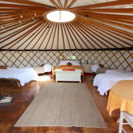 Chestnut Yurt, готель у місті Fernhurst