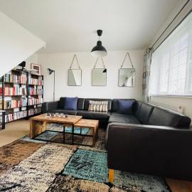 Cheerful 5-bedroom with free parking