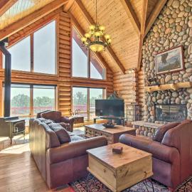 Hot Tub, Game Room & Theater: Luxe Show Low Home, hotel in Show Low