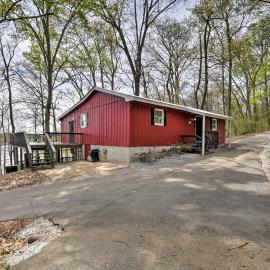 Lakefront Lavonia Cottage w/ 2-Story Dock!, hotel a Lavonia