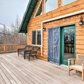 Alaskan Mountain Gem with Private Hot Tub & Gym! โรงแรมในEagle River