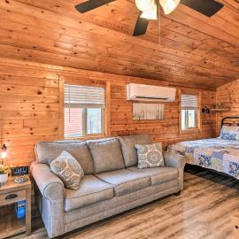 Beautiful New Bern Studio Cabin w/ Fire Pit!, хотел в Ню Берн