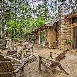 Enchanting 'Whitney Cabin' w/ Beach & Creek!, hotel in Diamondhead