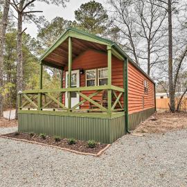 Charming New Bern Log Cabin - Pets Welcome!