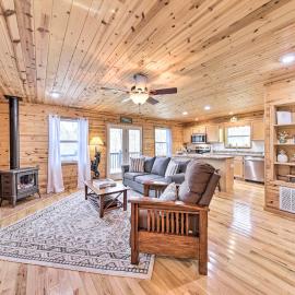 Scenic Murphy Escape with Hot Tub & Fire Pit!, hotel Murphyban