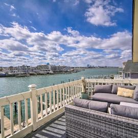 Condo w/ Bay Views ~ 5 Mi to Atlantic City!, khách sạn ở Brigantine