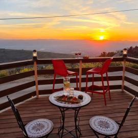 Sunset B&B، فندق في Ein Kinya
