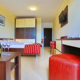 Apartmán Štúdio Lux s terasou Harmony v Thermal Parku Bešeňová s výhľadom na bazény, Hotel in Bešeňová