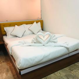 Hotel Santeria Inn, Best Luxurious Hotel AC Rooms In Surat, hotel a Surat