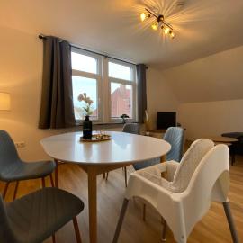Charmante Altbauwohnung an der Kesselschleuse 3, hotell i Emden