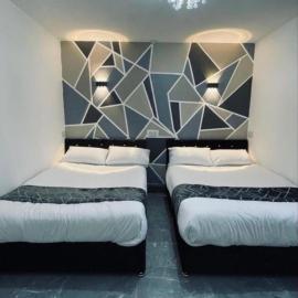 Entire 5 Star Luxury Whalley House Wifi TV Luxury, hotel in Burnley