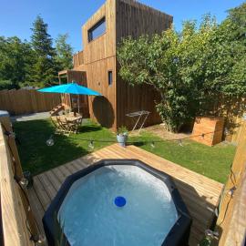 Tiny et Jacuzzi Charente Maritime, hotel a Plassay