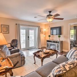 Bristol Escape w/ Patio, 2 Mi to Downtown!، فندق في بريستول
