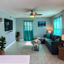 House of Manatees-Entire house with yard, fire pit, dog friendly, ξενοδοχείο σε Crystal River