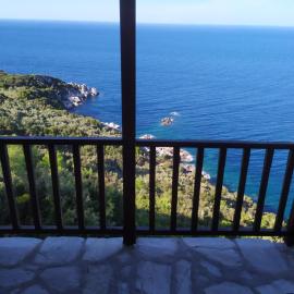 Triple studio room with the most beatifull view in Mylopotamos, Hotel in Tsagkarada