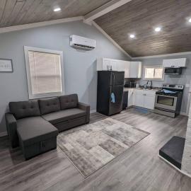 Summerlee Suite - Beautiful Remodeled Farmhouse, hotel a Oak Hill