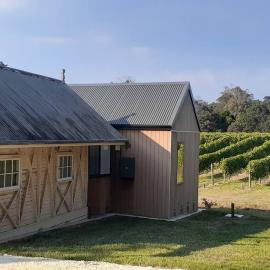 NEST- Luxury Vineyard Accommodation, hotel em Rowella