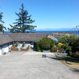 Hammond Bay Oceanside Guesthouse, хотел в Нанеймо