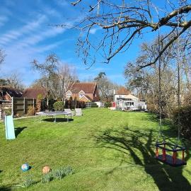 Sycamore Lodge Kent With EV Zappi type 2, swimming pool for a fee โรงแรมในSellindge
