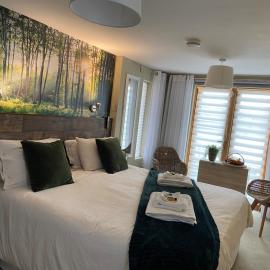 contemporary quiet countryside retreat, hotelli kohteessa Horsley