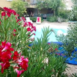 Viesnīca Chambre studio cuisine indépendant 2 pers piscine proche Thermes des Fumades pilsētā Rousson