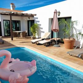 Beautiful spacious villa with private heated pool in Lajares, hotel a Lajares