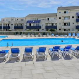 Appartement Climatisé avec Piscine & Mer Bleu Marine, hotel in Lacanau-Océan