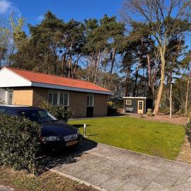 Fijne plek met eigen bos 2000m2 en GRATIS linnen en handdoeken!!, hotel a Denekamp