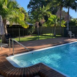 Sunny, 2-bedroom apartment with pool, 200m from Caseys beach، فندق في Batehaven