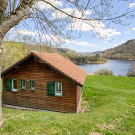 Vacancéole - Les Chalets de la Chazotte, hotel v destinaci Saint-Jacques-dʼAmbur