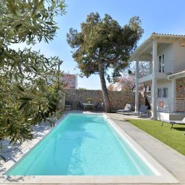 Lagonisi luxurious residence Ruby's Pool Villa, hotel v destinaci Lagonisi