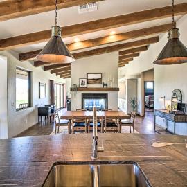Elgin में, होटल Pastoral Elgin Escape w/ Covered Patio & Grill!