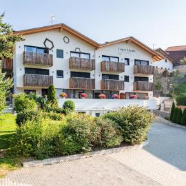 Lapis Monti Apartments & Suites, hotell i Burgusio