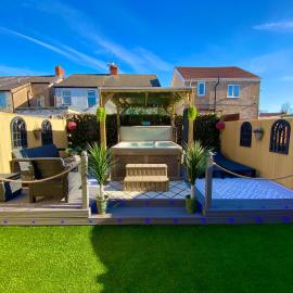 NEW…THE HOTTUB HOUSE BLACKPOOL PLEASURE BEACH, hotel em Blackpool
