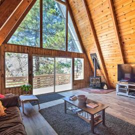 Running Springs Cabin w/ Large Deck + View!