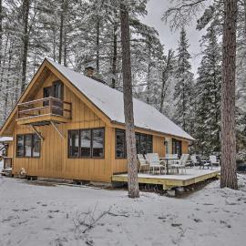 'Deerskin Lodge' w/ Boat Dock & Fire Pit!, hotel in Eagle River
