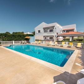 Spacious 5BR Family & Group Villa with Private Pool & Games Room, hotel in Armação de Pêra