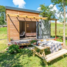 Sunset Cabins at The Oaks Woodland Retreat, hotel in Barnstaple