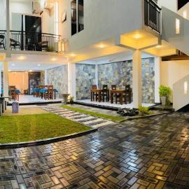 Funwhales Rest House: Negombo şehrinde bir otel